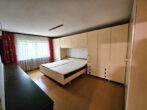 "Dornröschenschlaf": Großer Bungalow mit Sanierungsbedarf in ruhiger Lage von Hiltpoltstein - Schlafzimmer