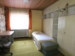 "Dornröschenschlaf": Großer Bungalow mit Sanierungsbedarf in ruhiger Lage von Hiltpoltstein - Kinderzimmer 2