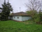 Außenansicht Bild 2 - "Dornröschenschlaf": Großer Bungalow mit Sanierungsbedarf in ruhiger Lage von Hiltpoltstein