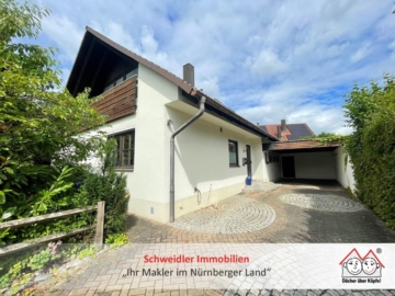 TOP!!! Traumhaft großes Einfamilienhaus mit tollem Grundstück, riesiger Garage & Carport in Lauf, 91207 Lauf, Einfamilienhaus