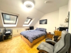 Schlafzimmer - Direkte Waldrandlage! Schöne 2-Zimmer-Dachgeschoss-Wohnung mit Kfz-Stellplatz in Lauf zum Kauf